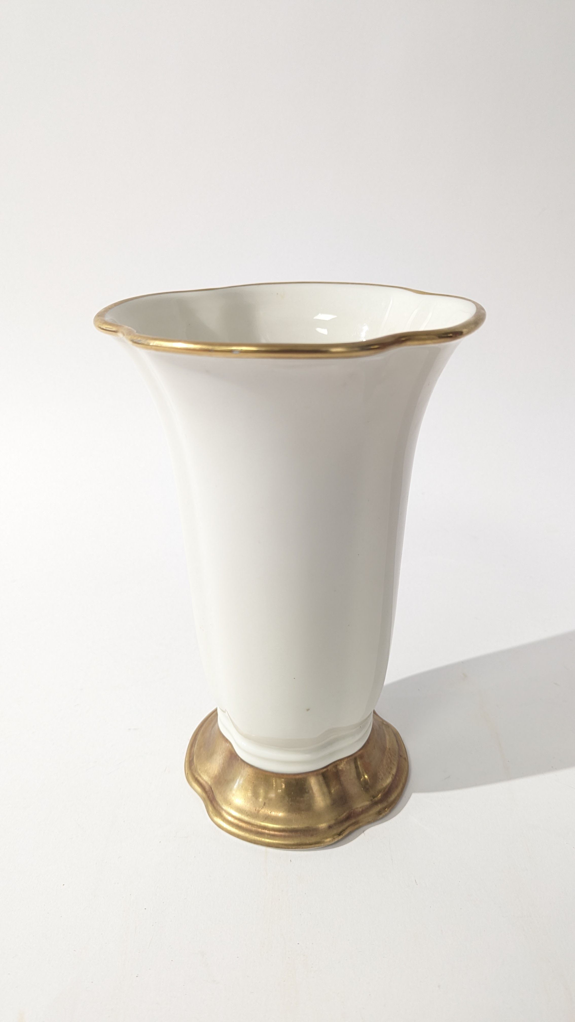 VASE de forme corolle en porcelaine émaillée...
