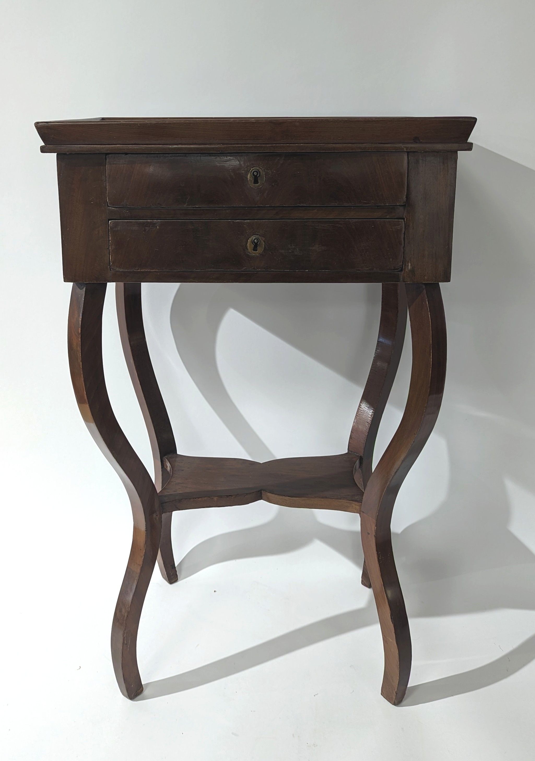 TABLE EN AUGE en acajou et placage d'acajou,...