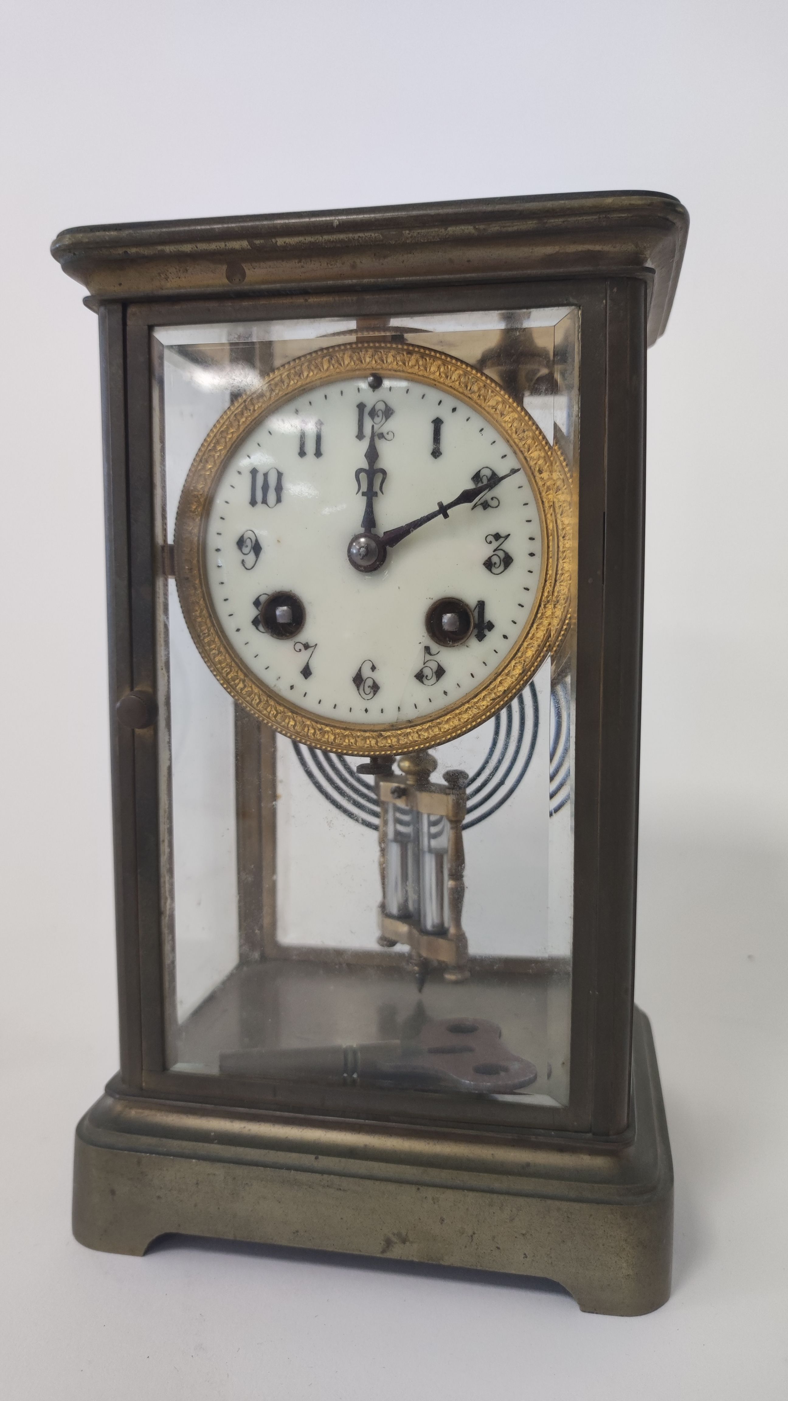 PENDULE-CAGE en bronze avec verres biseautés,...
