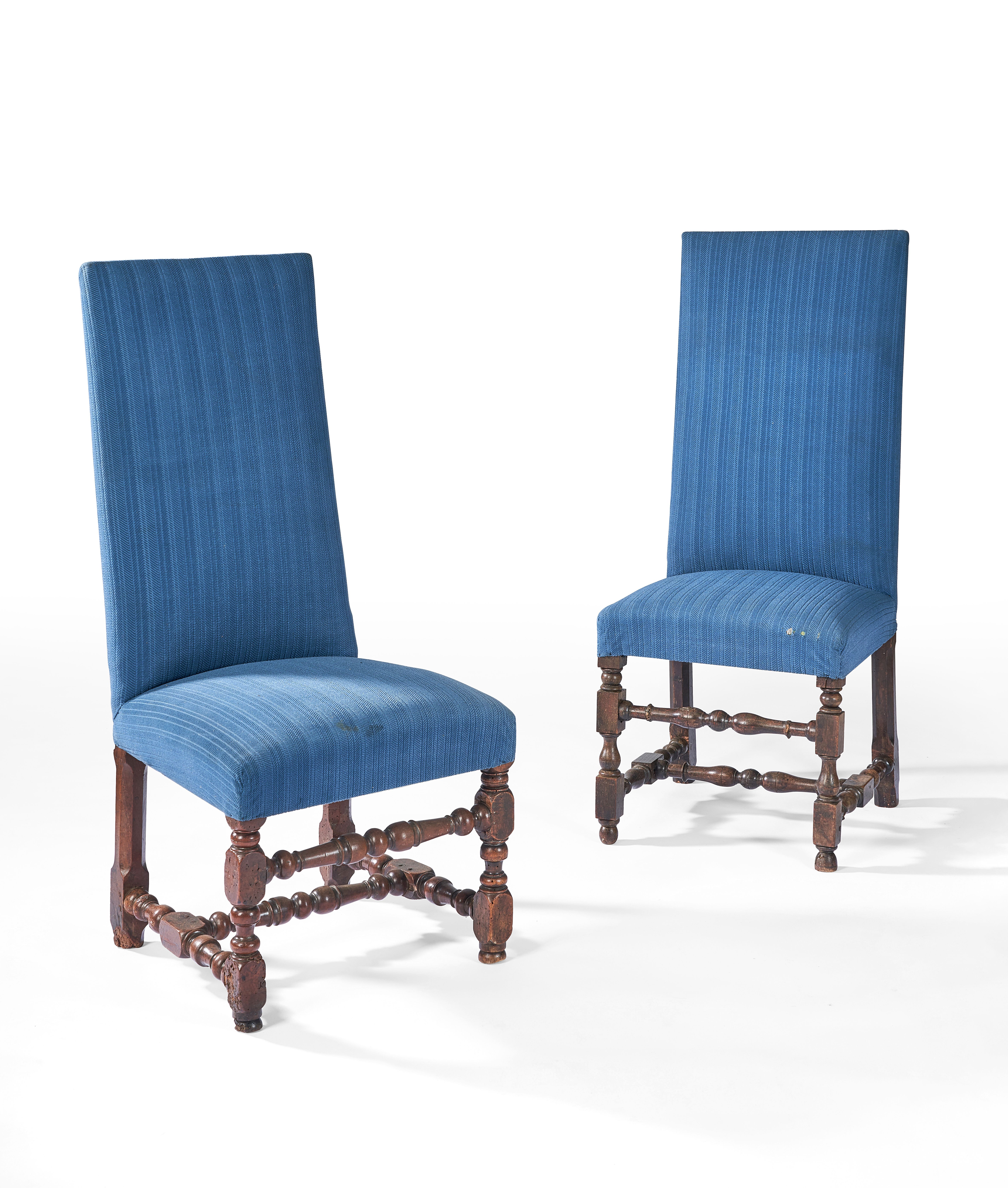 PAIRE DE CHAISES à haut dossier et pietement...