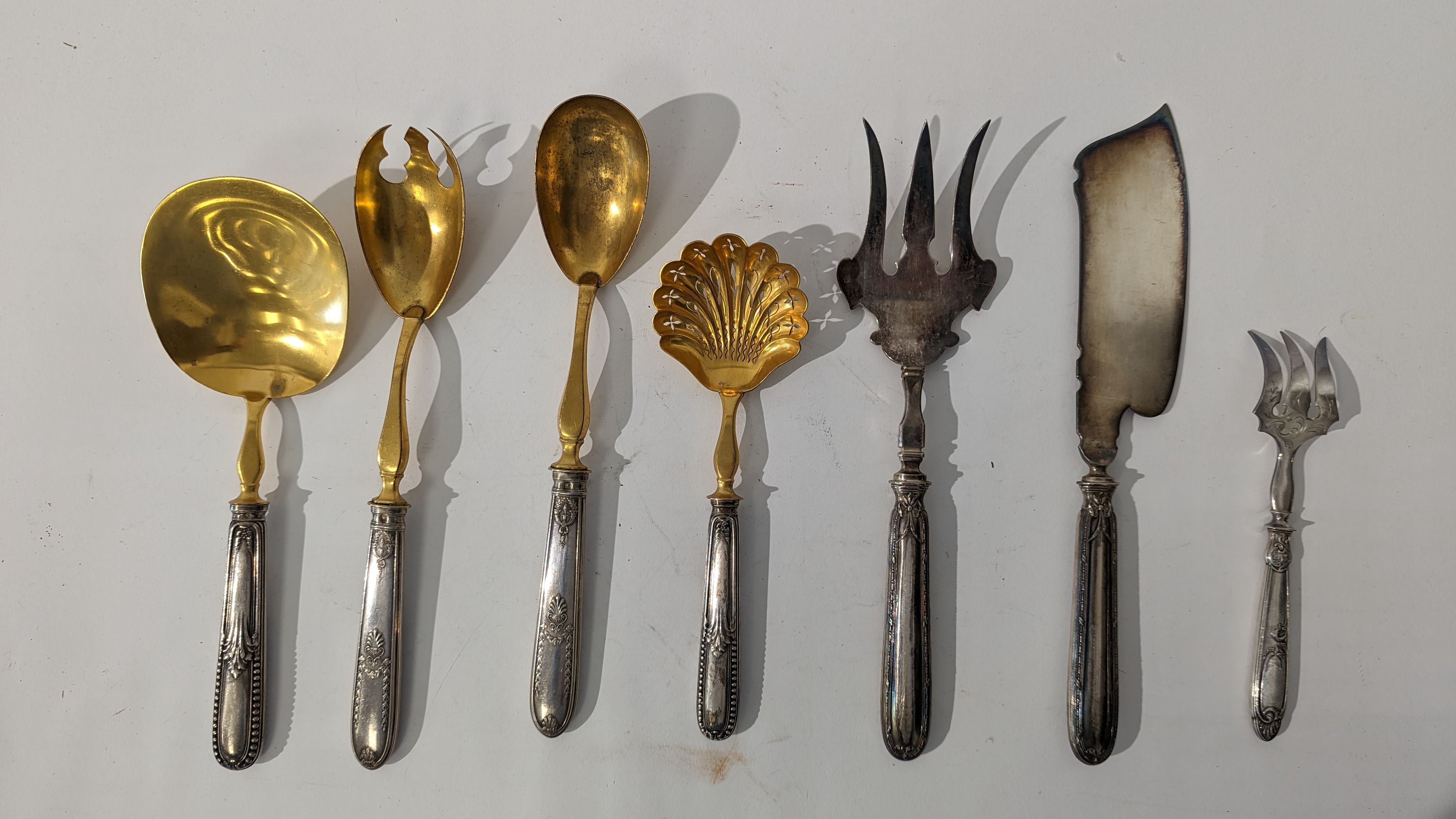 LOT DE COUVERTS de service, manche en argent...