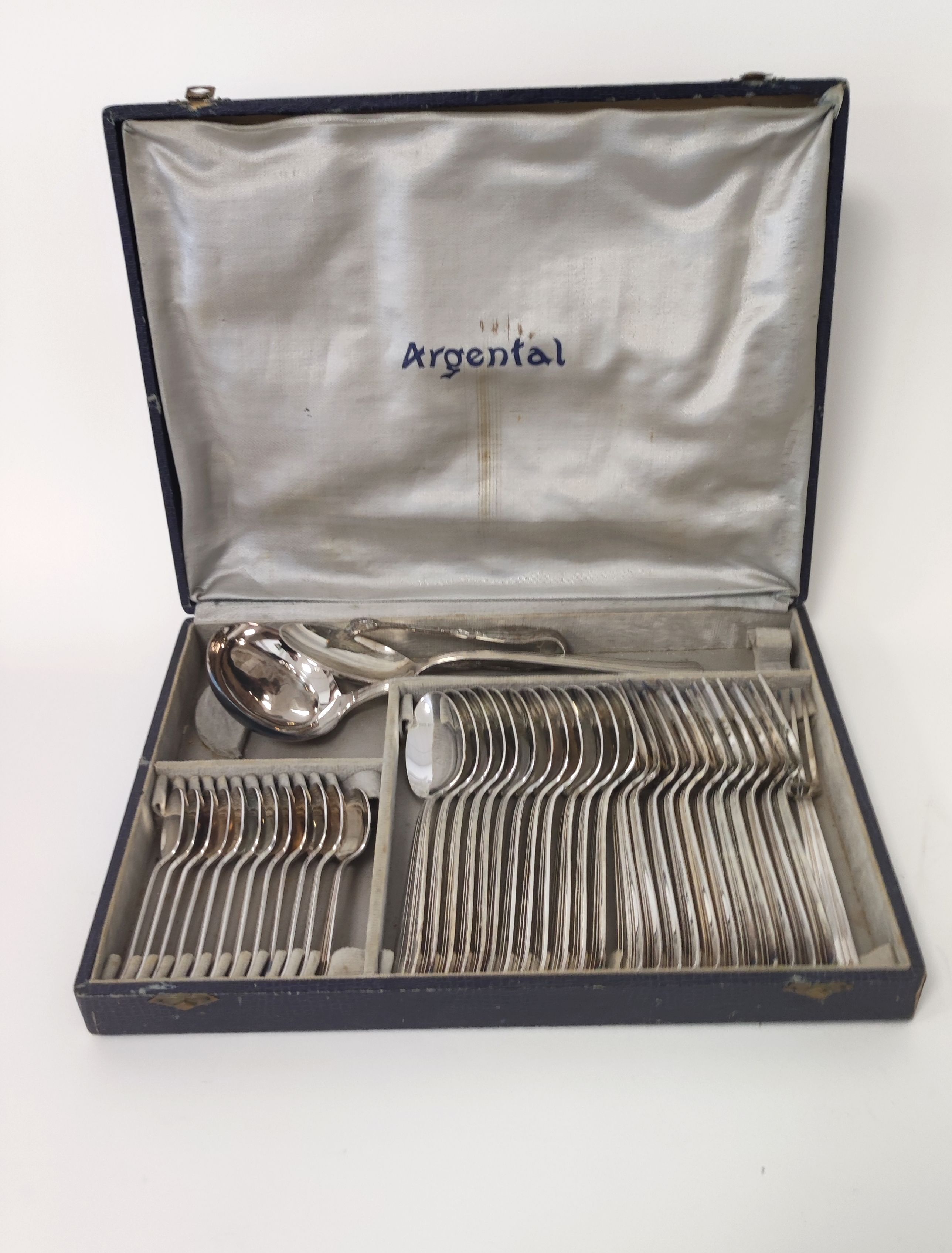 MÉNAGÈRE en métal argenté comprenant douze...