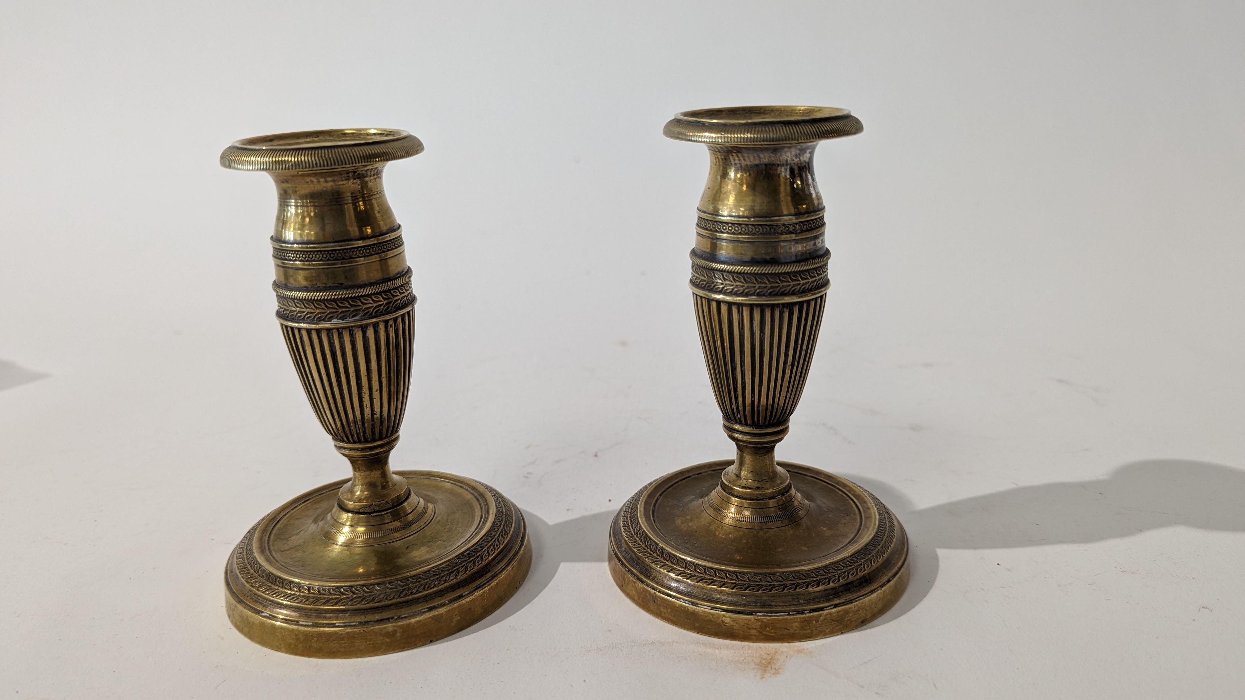PAIRE DE PETITS FLAMBEAUX en bronze de forme...