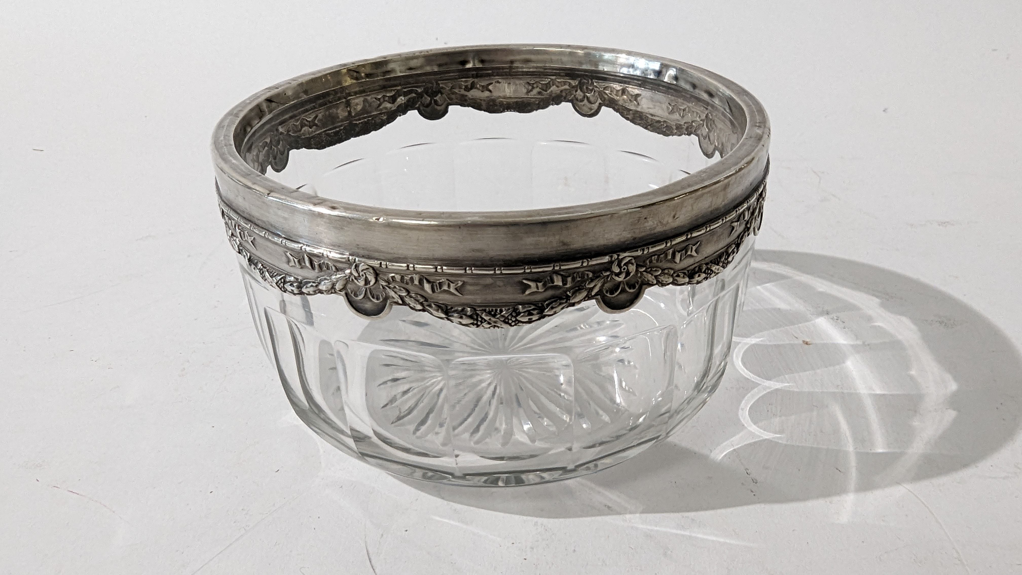 PETITE COUPE ronde en cristal taillé de godrons...