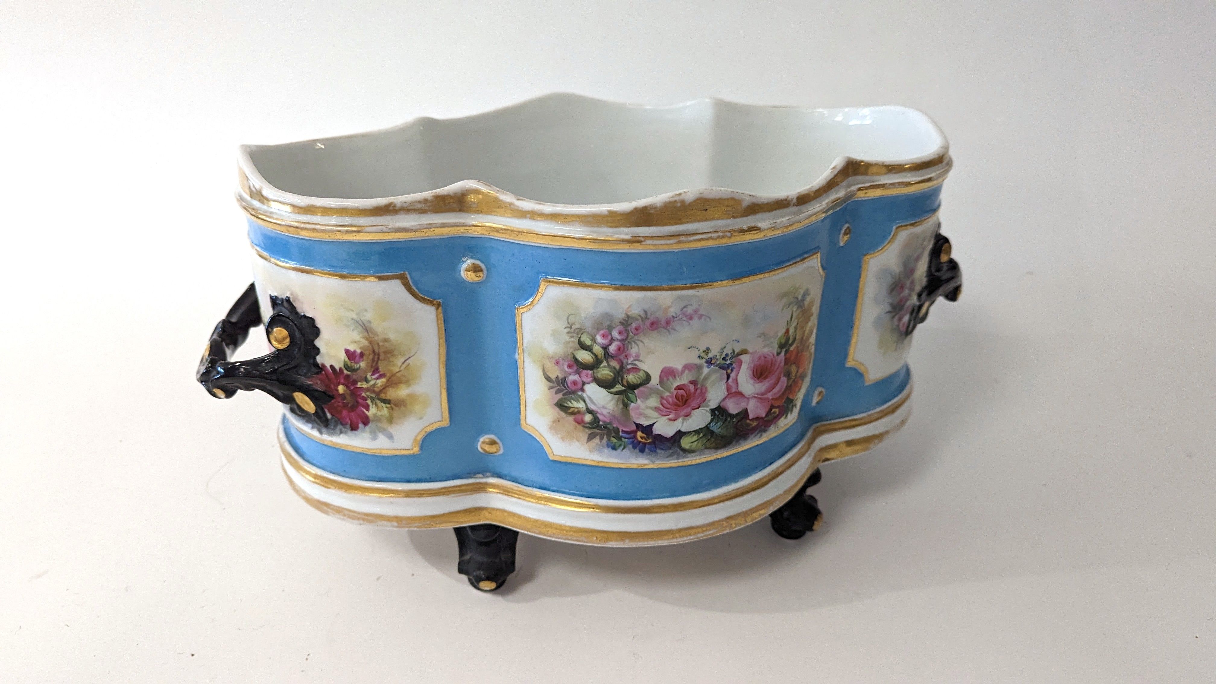 JARDINIERE polylobée en porcelaine émaillée...