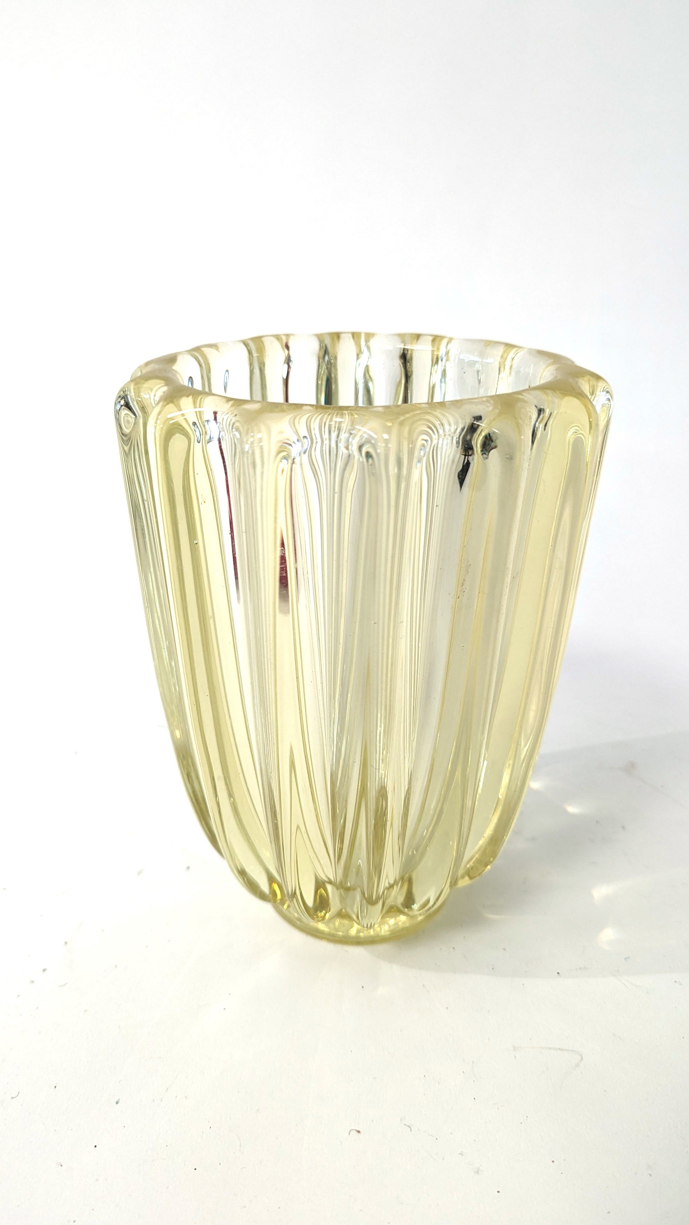 VASE oblong en verre teinté jaune cotelé...