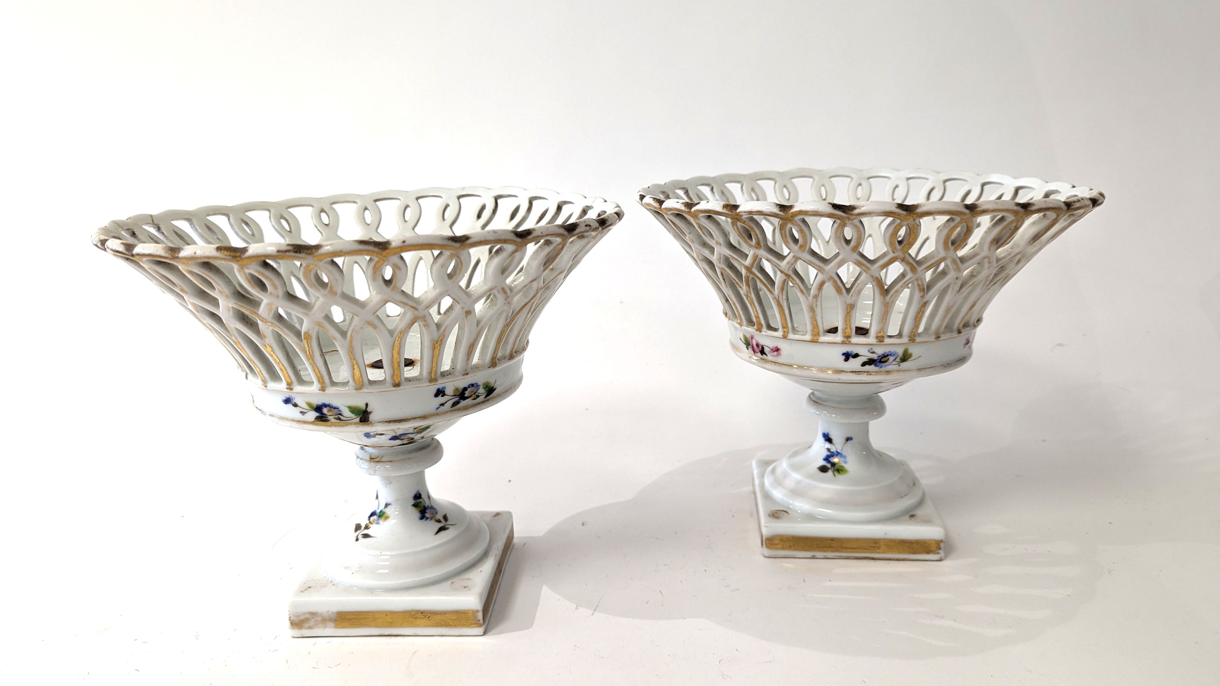 DEUX COUPES formant panier ajouré en porcelaine...