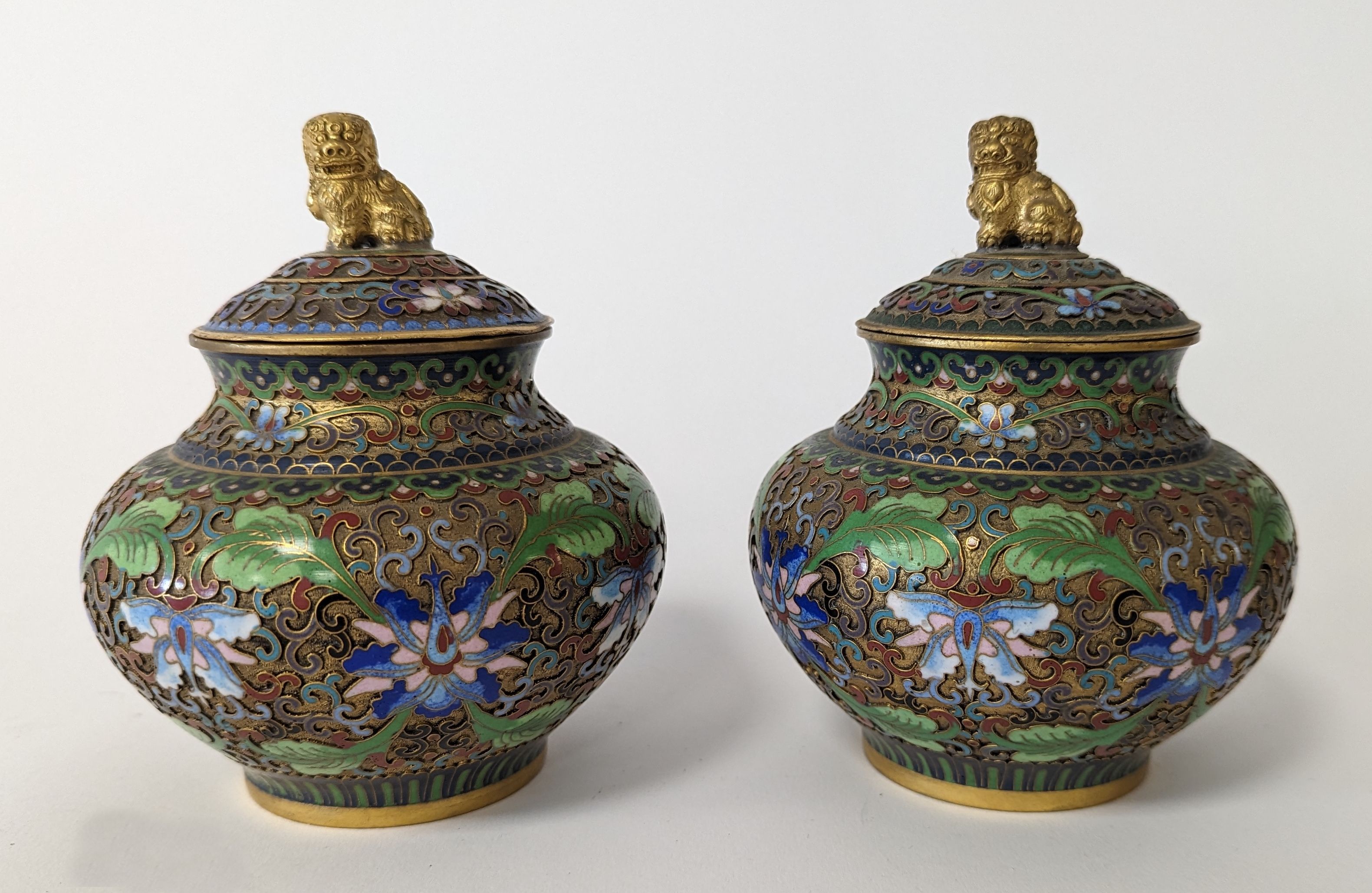 PAIRE DE PETITS POTS COUVERTS en émaux cloisonnés...