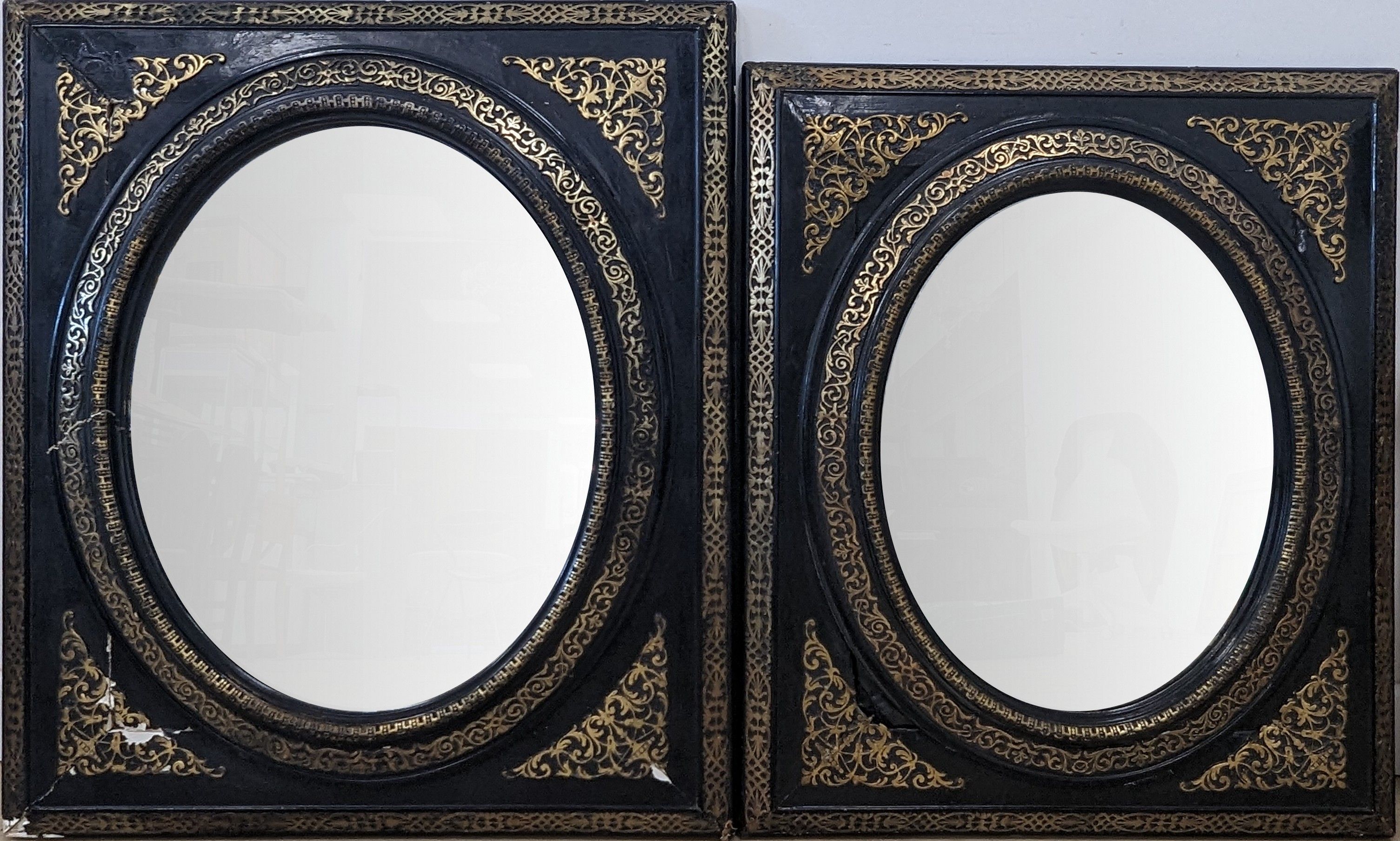 PAIRE DE MIROIRS rectangulaires à vue ovale...