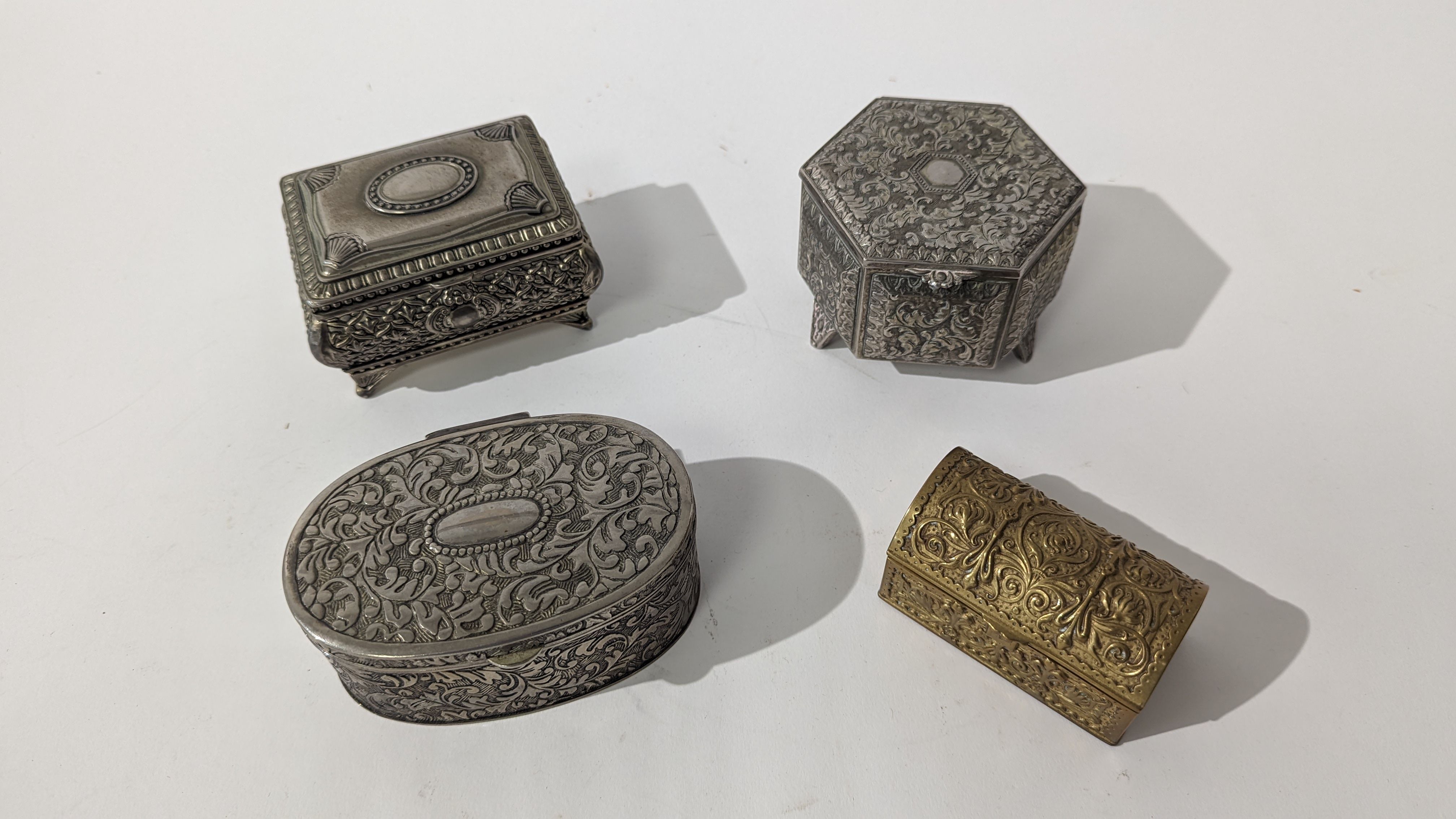 ENSEMBLE DE TROIS BOÎTES en métal argenté...