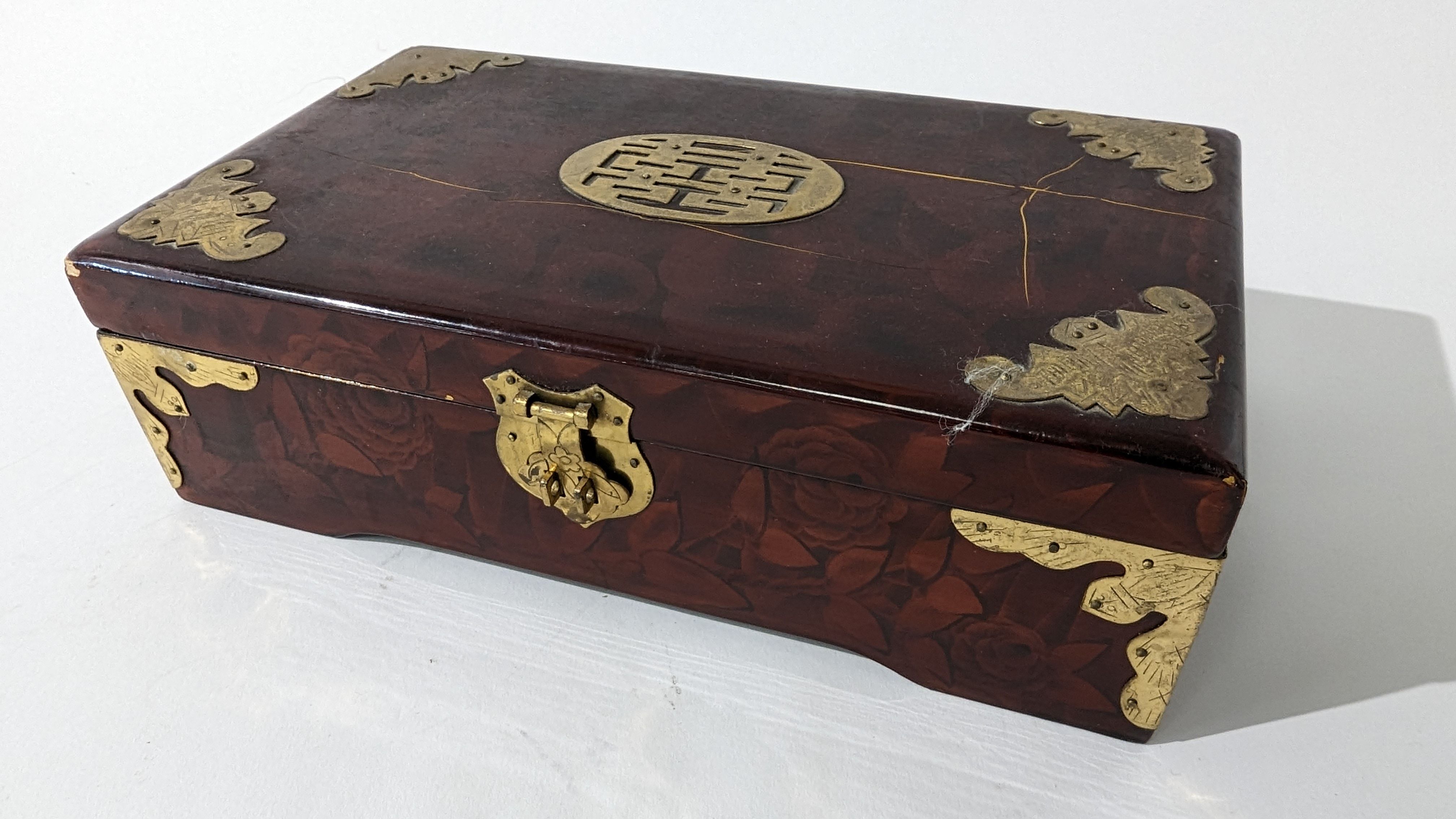 BOÎTE rectangulaire en bois laqué brun rouge...