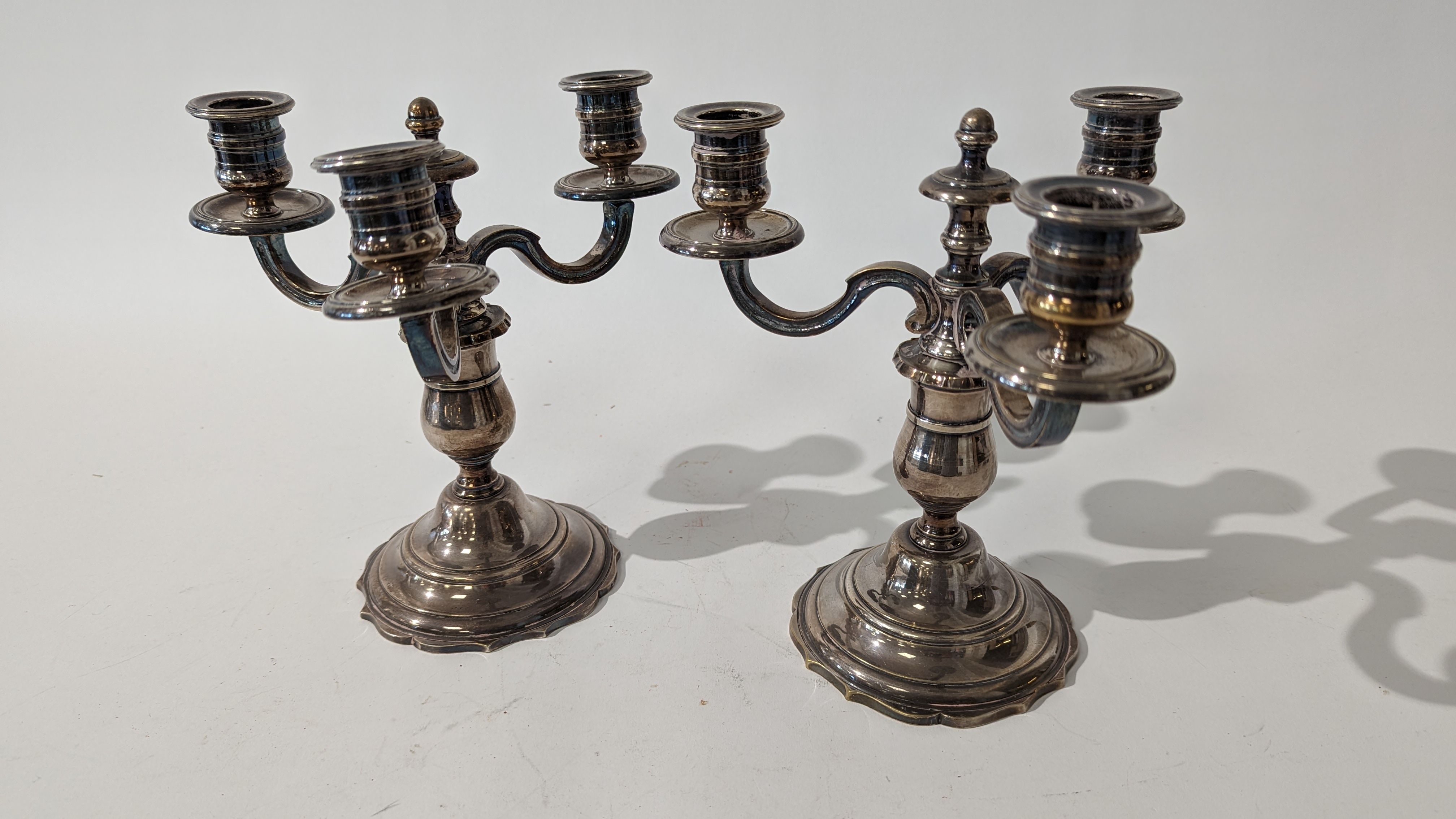 PAIRE DE PETITS CANDÉLABRES en bronze argenté...
