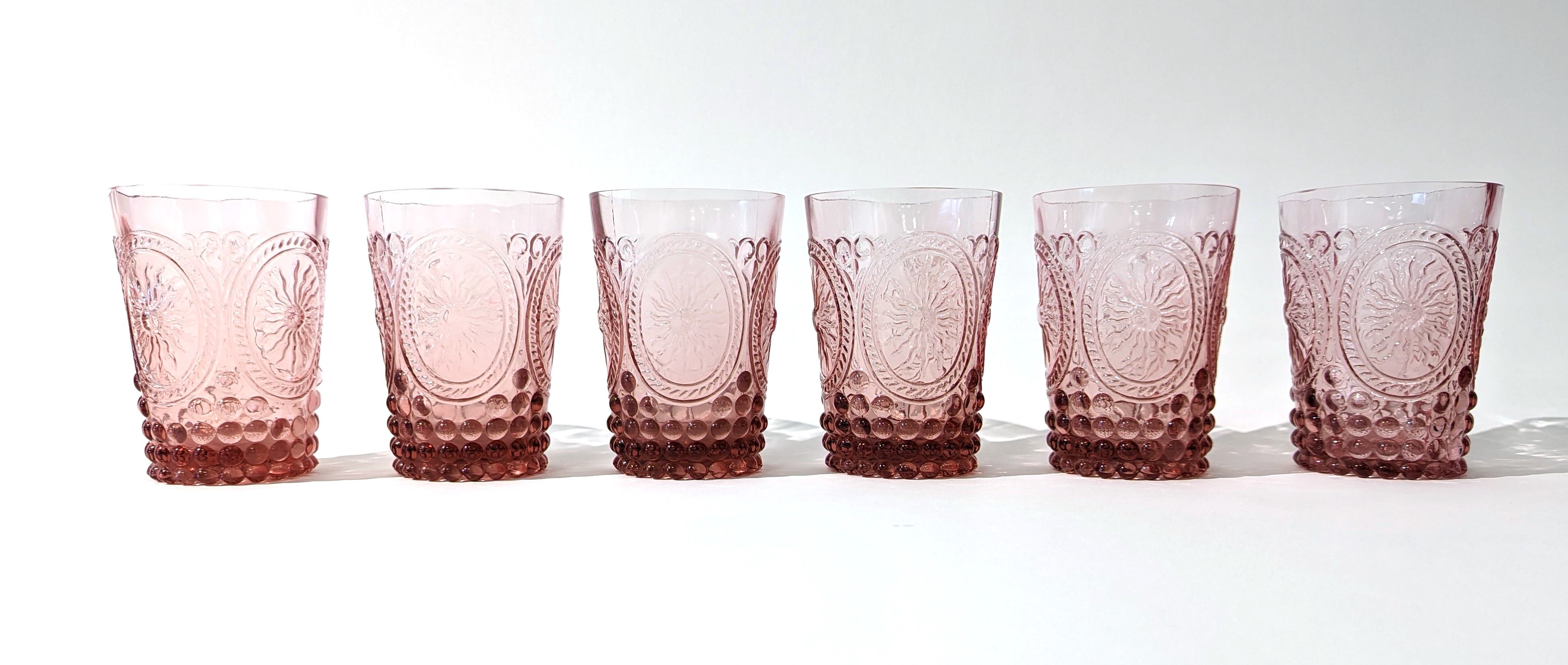 SIX VERRES A EAU en verre moulé pressé rose...