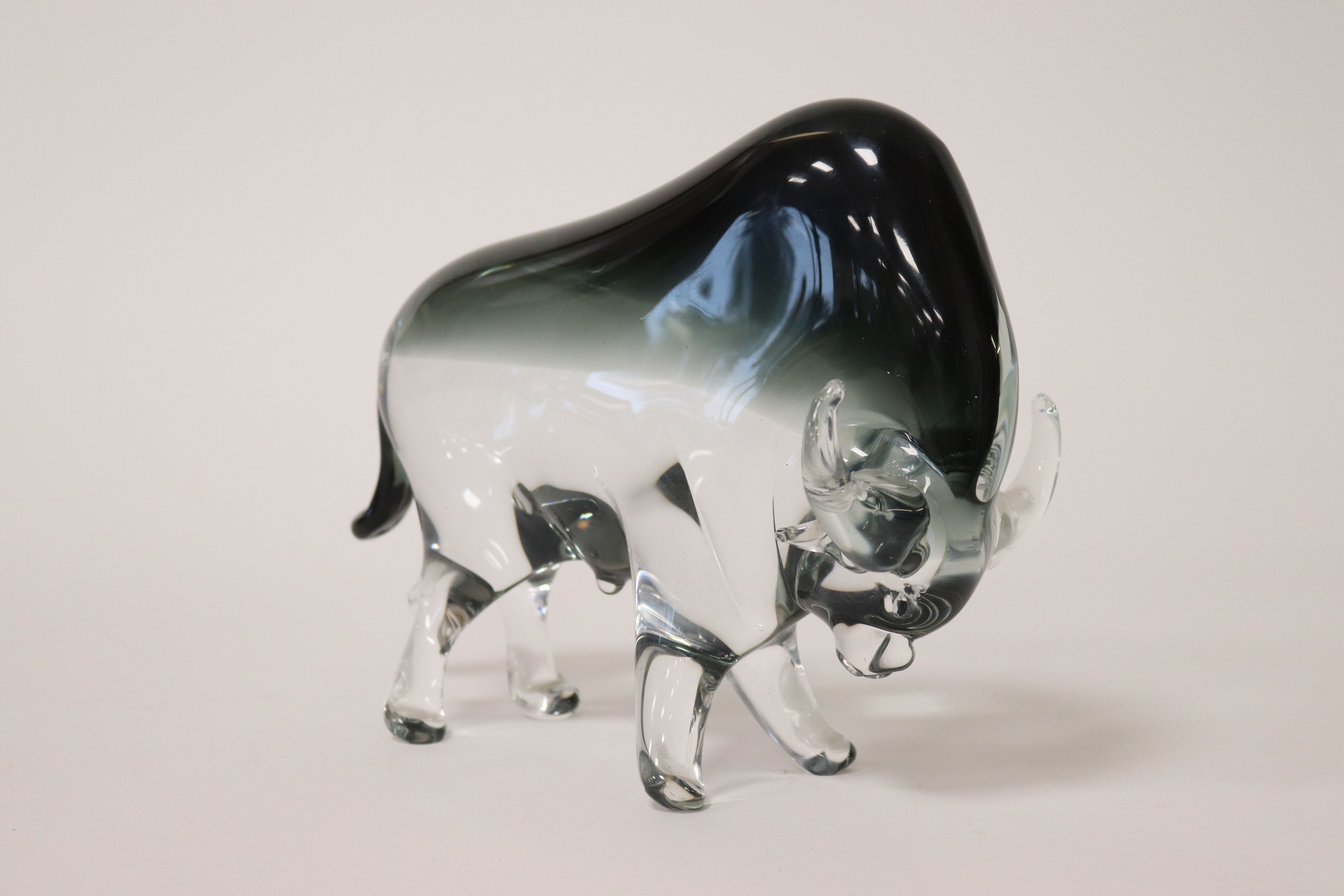 BISON en verre soufflé blanc et teinté.