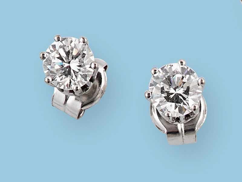 PAIRE DE CLOUS D'OREILLES en or gris (750)...
