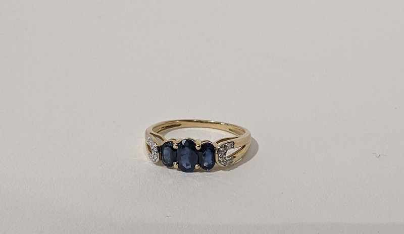 BAGUE en or (750) ornée de trois saphirs...