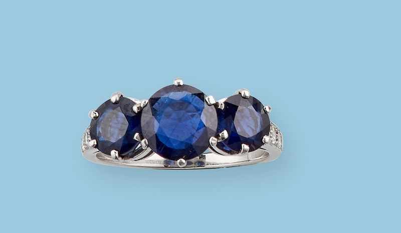 BAGUE en platine (950mm) sertie de trois...