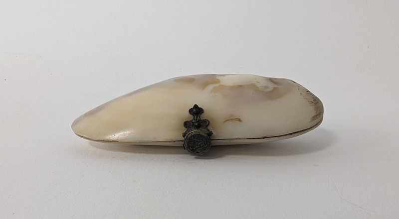 PETIT PORTE MONNAIE en forme de coquillage,...