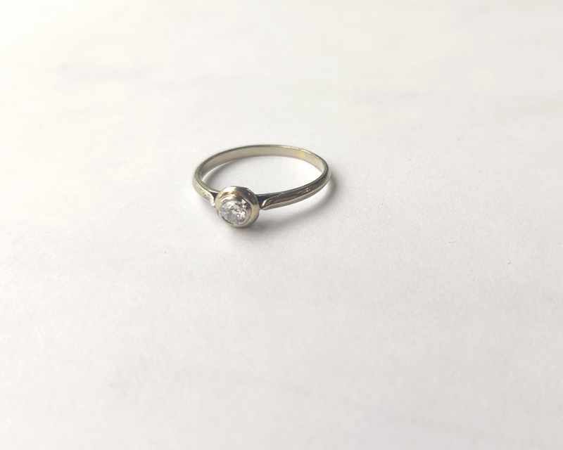 BAGUE fine en or gris sertie d'un diamant...