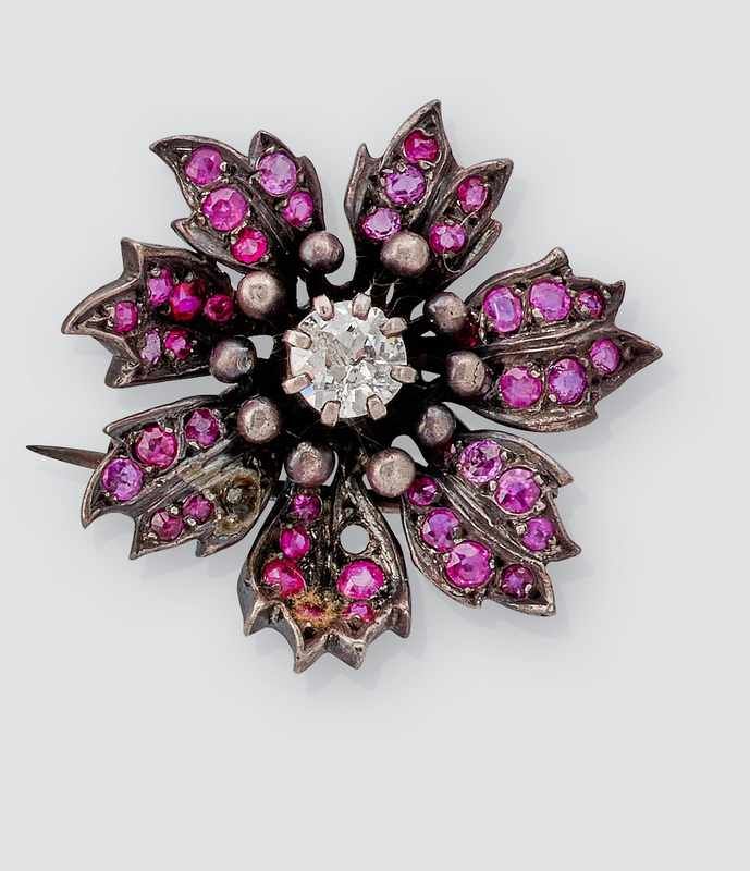 BROCHE en argent représentant une fleur à...