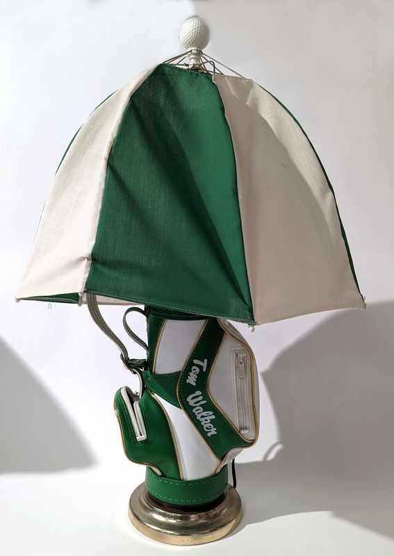 LAMPE SAC DE GOLF en cuir vert et blanc signé...
