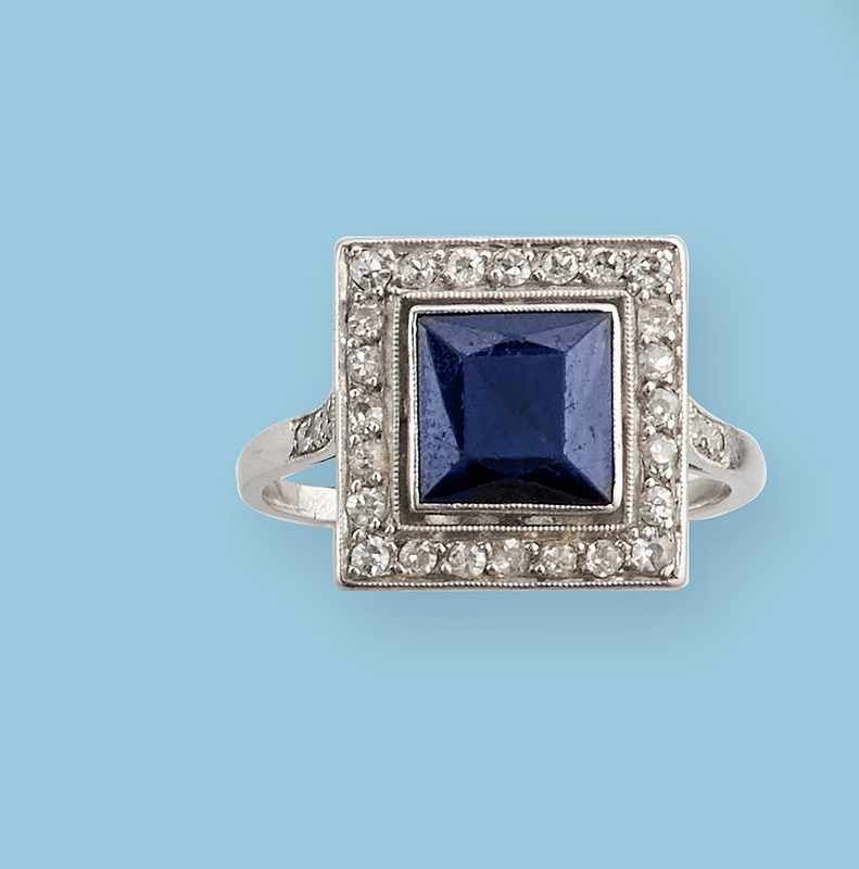 BAGUE en platine (850mm) sertie d'un saphir...