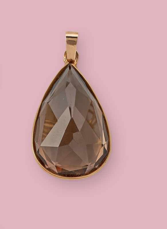 IMPORTANT PENDENTIF orné d'un quartz fumé...