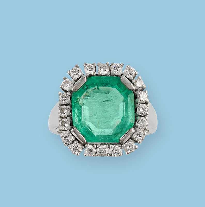 BAGUE en or gris (750) centrée d'une émeraude...