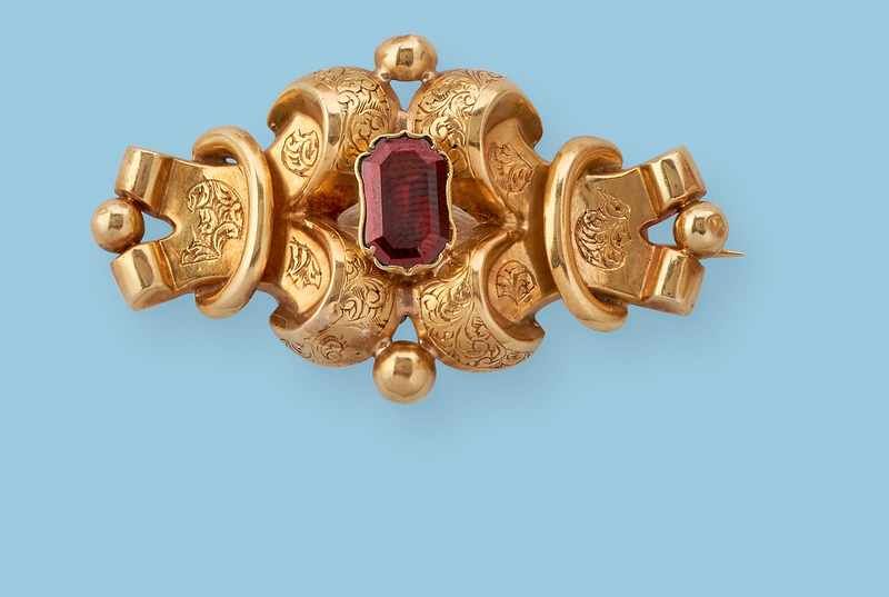 BROCHE en or (750mm) centrée d'un grenat...