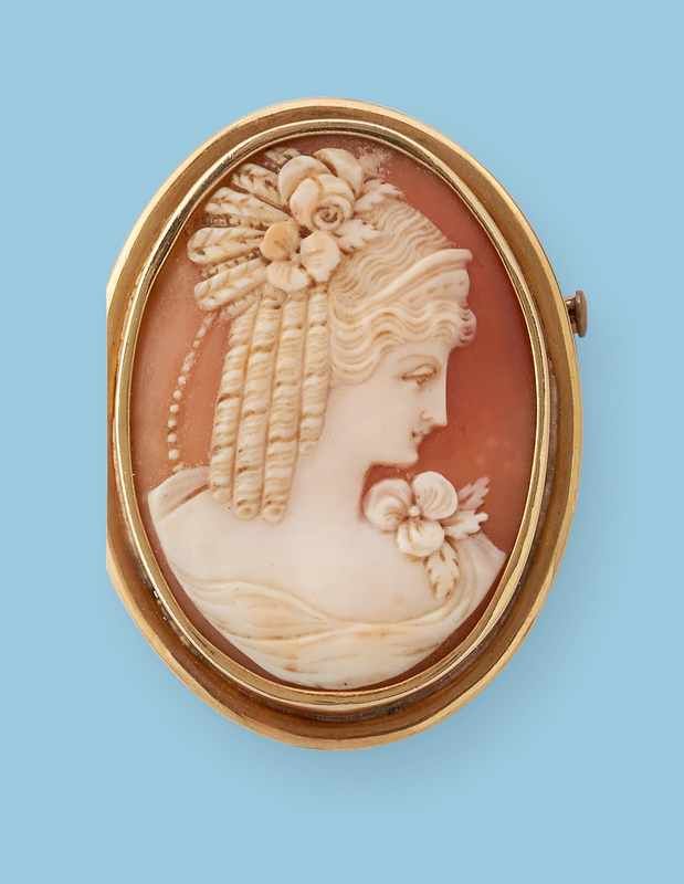 BROCHE CAMÉE en or (750mm) à décor d'un profil...