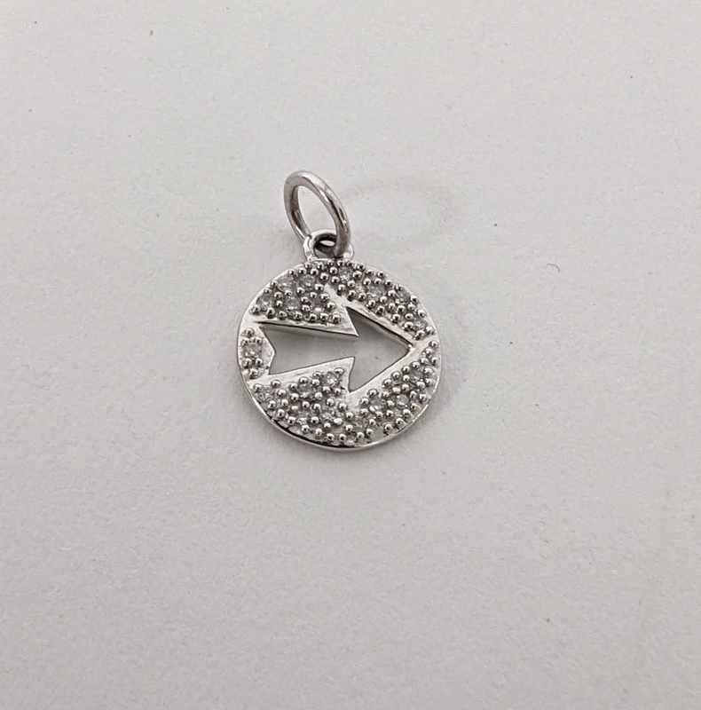 PENDENTIF rond figurant une flêche en or...