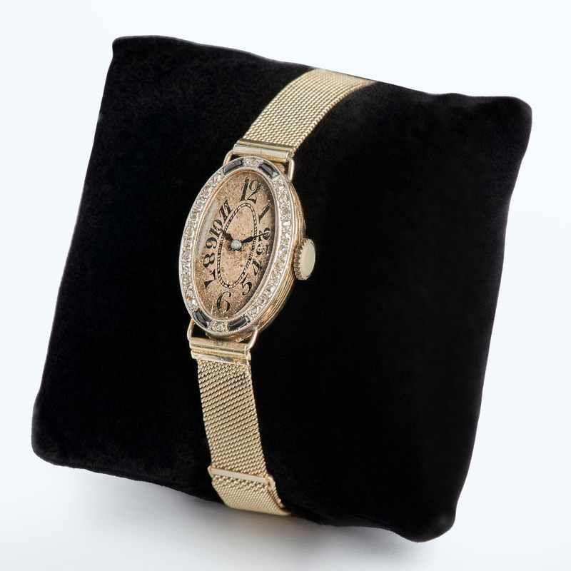 MONTRE DE DAME à boîtier ovale en or gris...