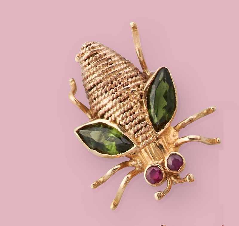 BROCHE "mouche" en or 750, ailes ornées de...