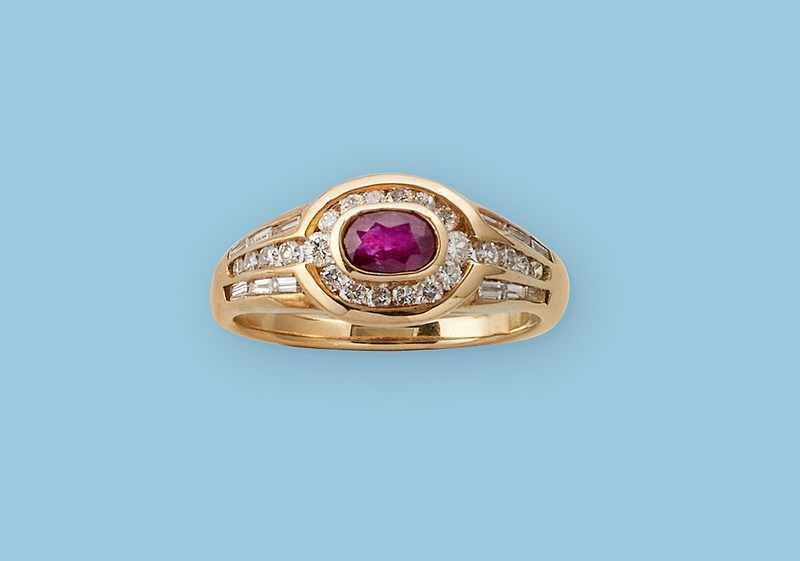 BAGUE en or (750) centrée d'un rubis ovale...