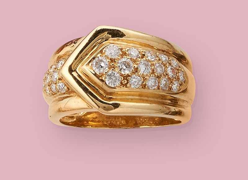 BAGUE ruban stylisée en or 750 pavée de diamants...