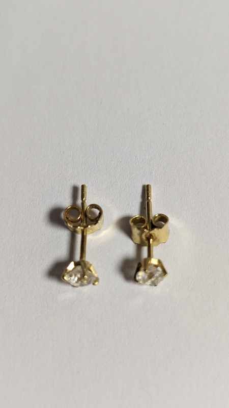 PAIRE DE CLOUS D'OREILLES en or (750) sertie...