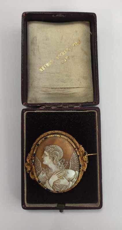 BROCHE formée d'un camée sur coquillage à...