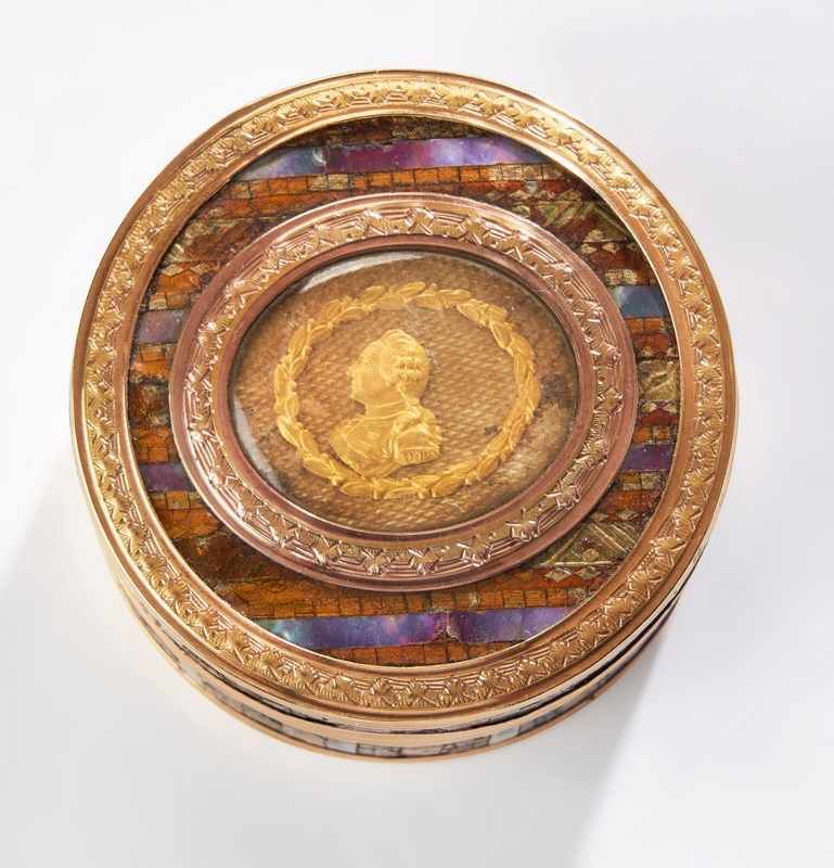 PETITE BOÎTE ronde en écaille et or, à fin...