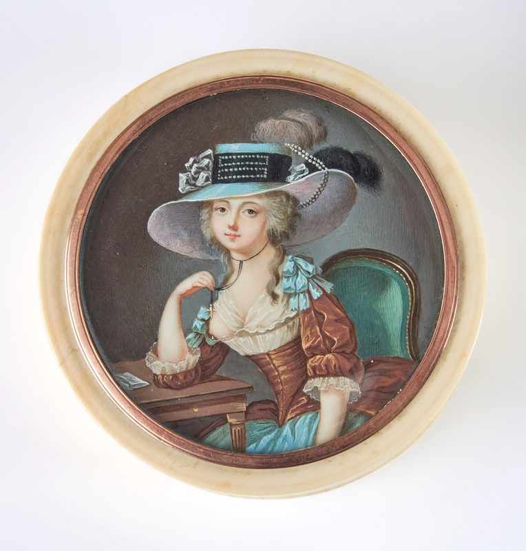 BOÎTE ronde en ivoire et intérieur en écaille,...
