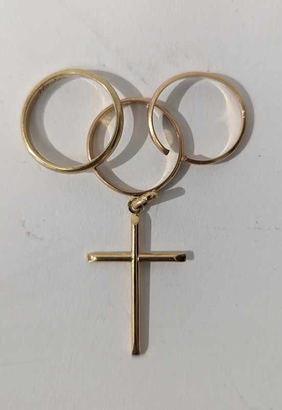 LOT D'OR (750) comprenant : deux anneaux...