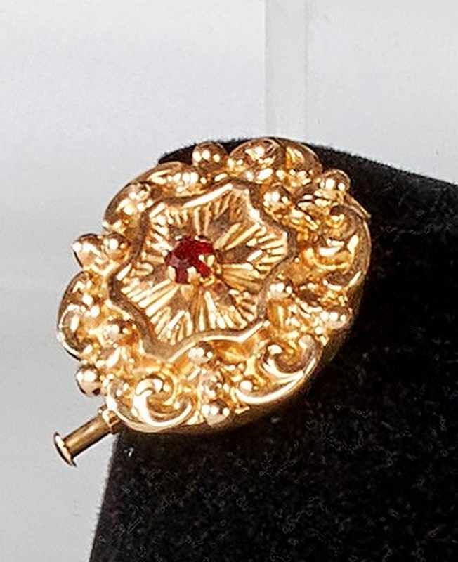 PETITE BROCHE en or (750) à bords contournés...