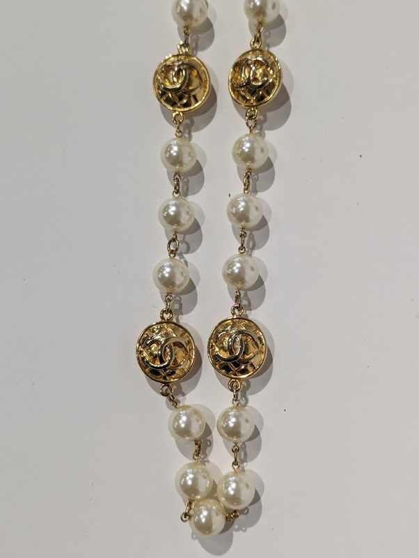COLLIER en métal doré et perles entrecoupées...
