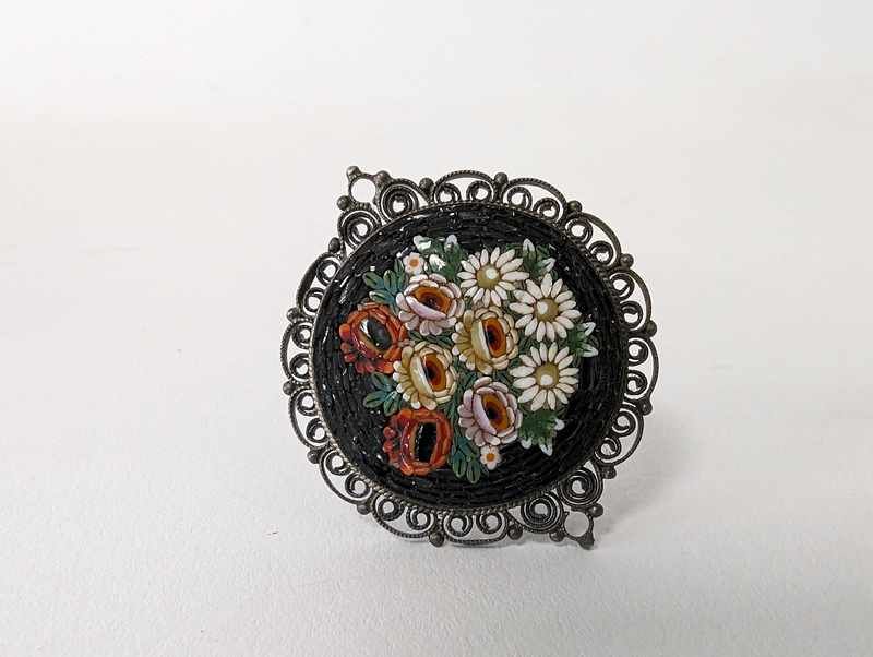 BROCHE ronde en argent filigranée ornée d’un...