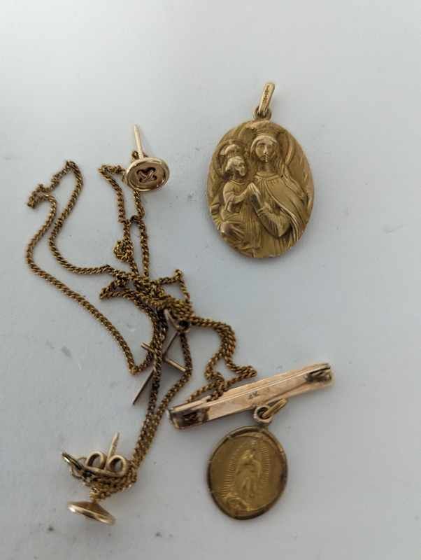 LOT D’OR (585 – 14k) comprenant : Pendentif...