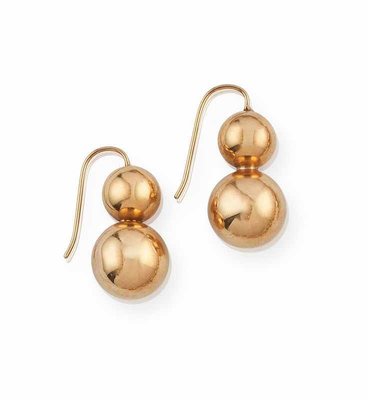 PAIRE DE PENDANTS D’OREILLES à deux perles...