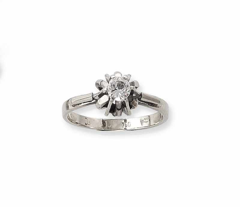 BAGUE en or (750) et pierre blanche.