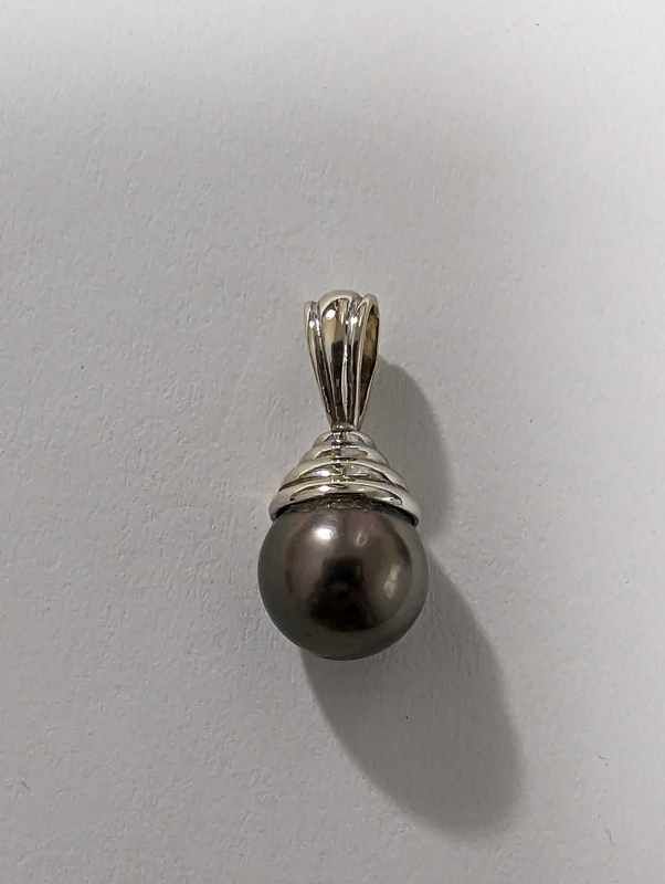 PENDENTIF en or gris (750) avec perle noire...