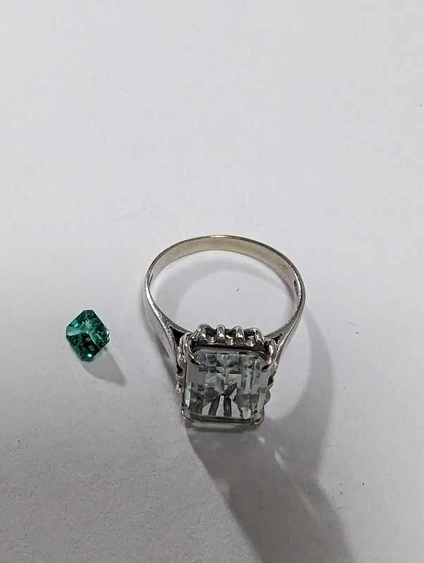 BAGUE en or gris (750) ornée d'une pierre...