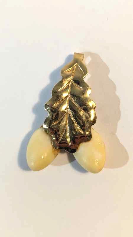 PENDENTIF DE CHASSEUR en or (750) avec feuille...