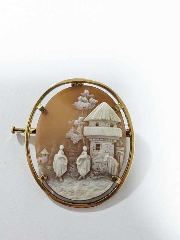 PENDENTIF / BROCHE ovale en or (750) sertissant...